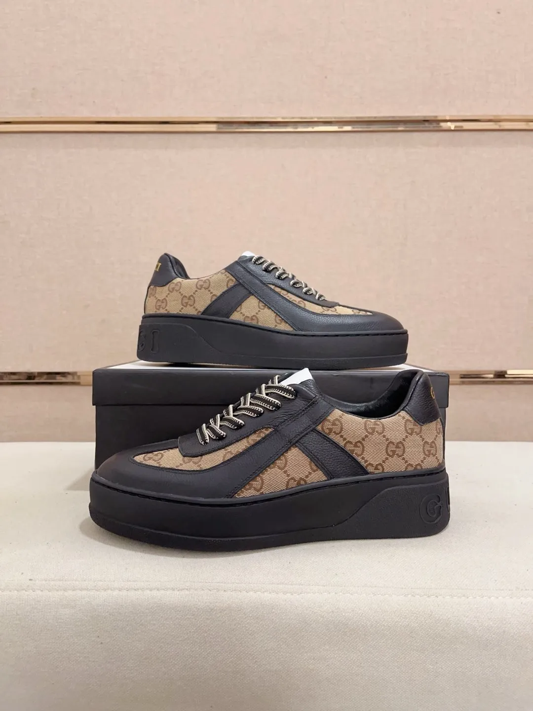 Men's shoes 💰: 420💰 [Gucci] Gucci's latest casual men's shoes, welcome to 1:1 comparison, a popular Hong Kong counter casual shoe, counter quality, support inspection, high-quality workmanship, uppers made of Italian imported calfskin, sheepskin lining insoles original fashion sports outsole, casual fashion, high-end quality, size: 38-44.